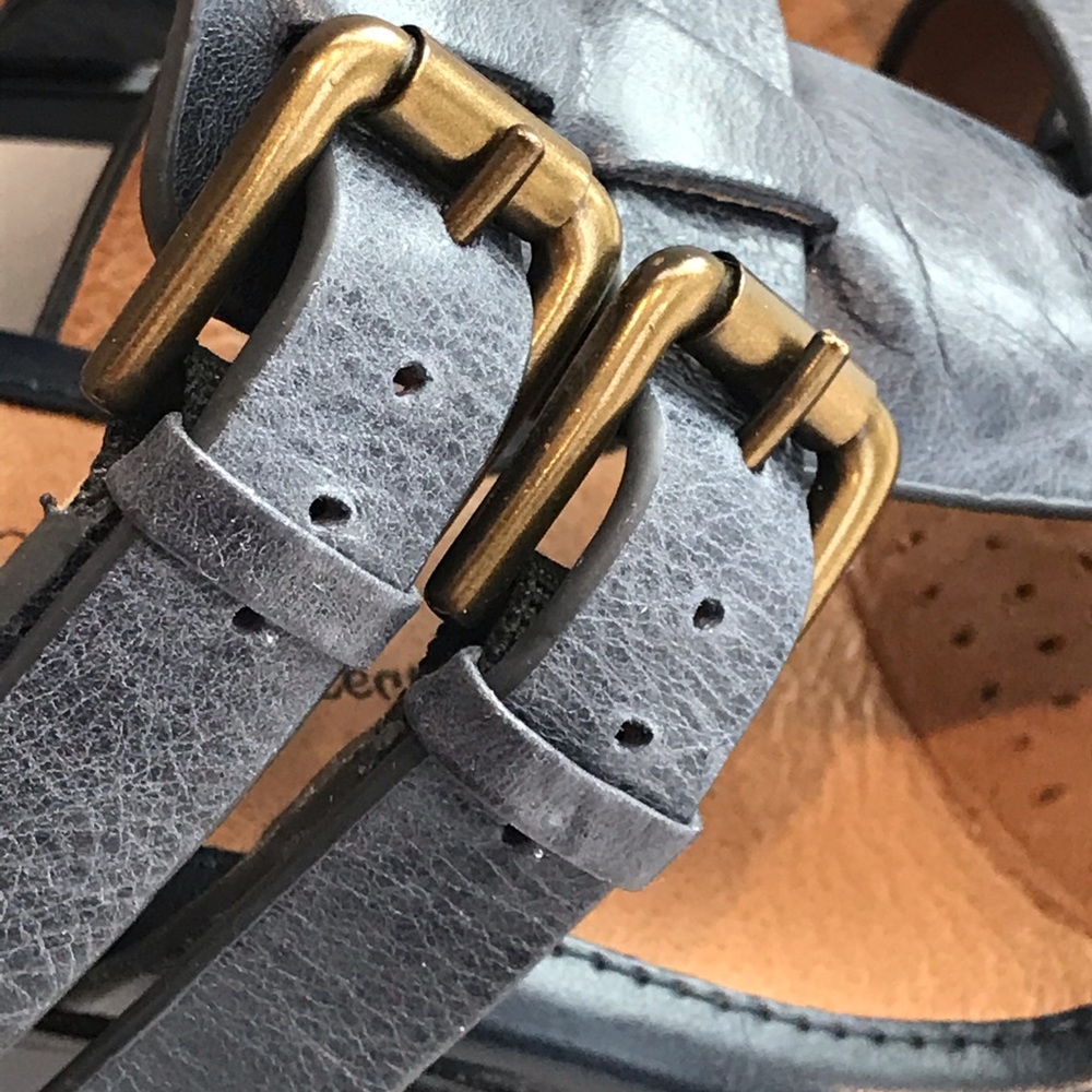Woman’s Sofft Brand Blue Sandals. - Picture 7 of 8